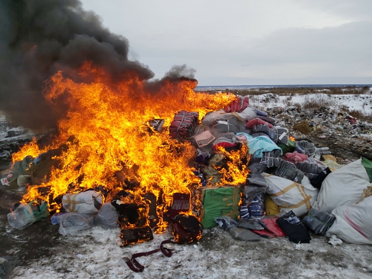 У тюменского спекулянта конфисковали и сожгли сигареты на сумму 825 тысяч рублей