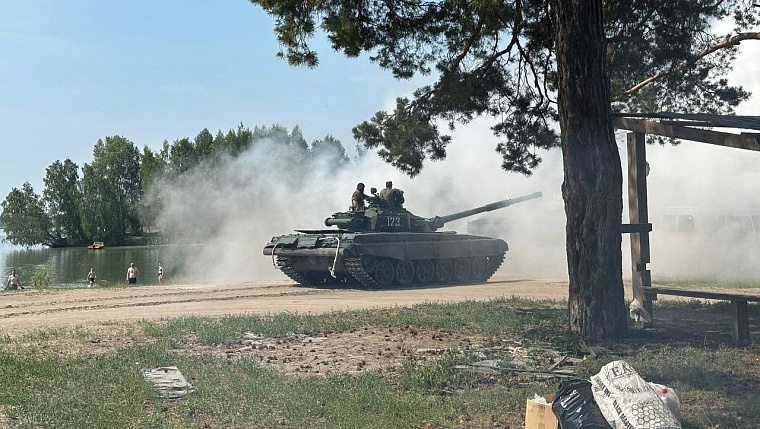 По пляжу озера Андреевского проехал танк