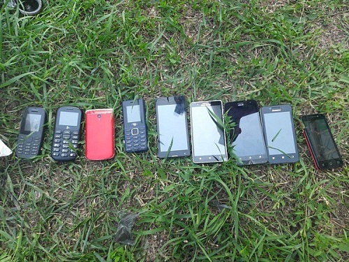 Тюменец пытался перебросить на территорию колонии девять мобильников