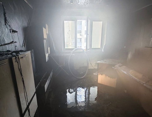 В загоревшейся квартире на улице Газовиков пожарные спасли двух человек