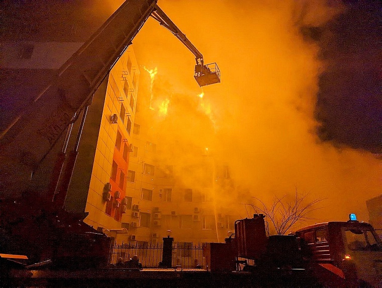 Ночью в Тюмени горело офисное здание на улице Республики