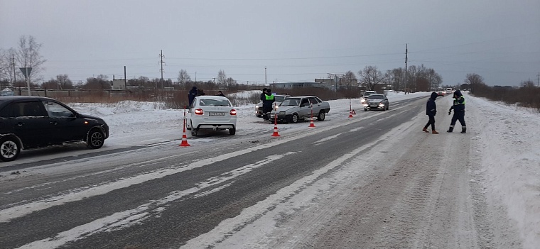 В Тобольске "Ладу Гранту" занесло на людей, стоящих у светофора