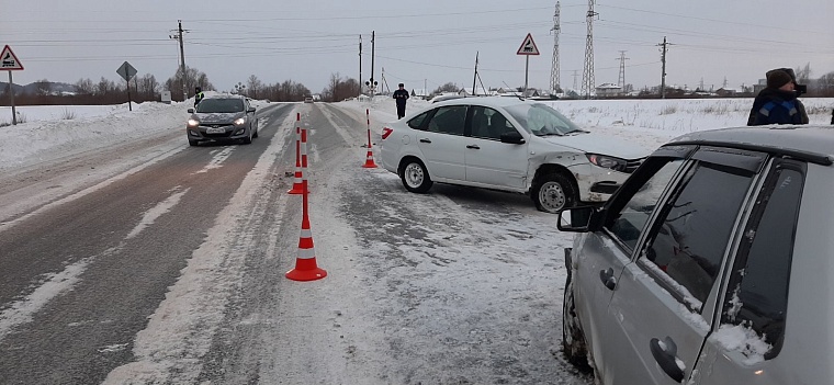 В Тобольске "Ладу Гранту" занесло на людей, стоящих у светофора
