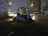 Автомобиль BMW врезался в столб на улице Мельникайте