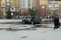 На парковке у ТЦ "Фаворит" в Тюмени сгорел дорогой автомобиль
