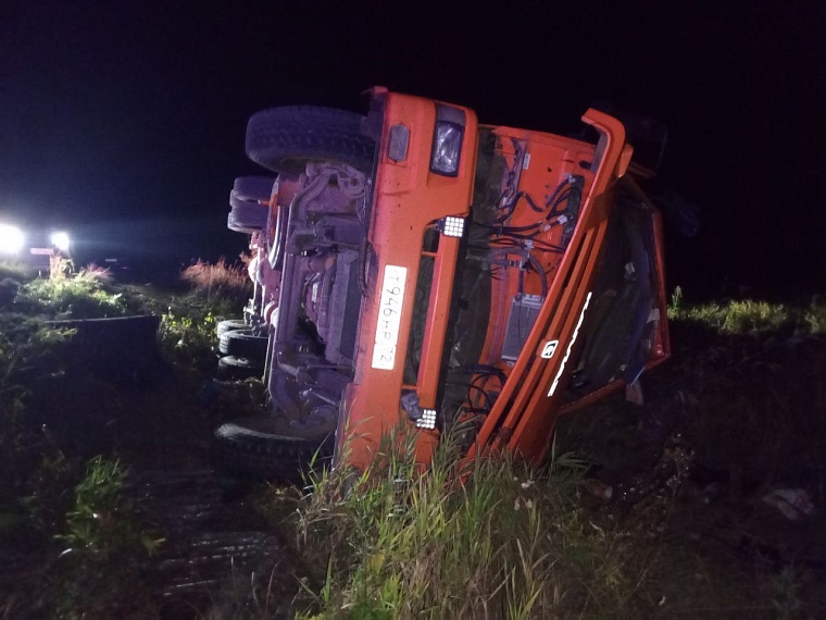 В Тюменской области в ДТП погиб водитель мусоровоза