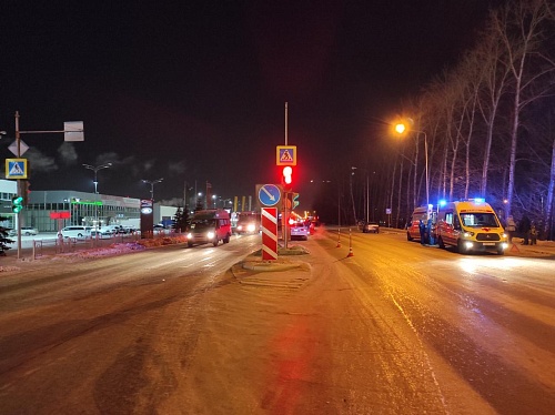 Иномарка врезалась в автобусную остановку с людьми на ул. Республики в Тюмени