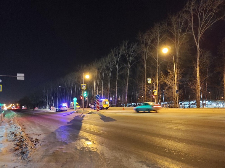 Иномарка врезалась в автобусную остановку с людьми на ул. Республики в Тюмени