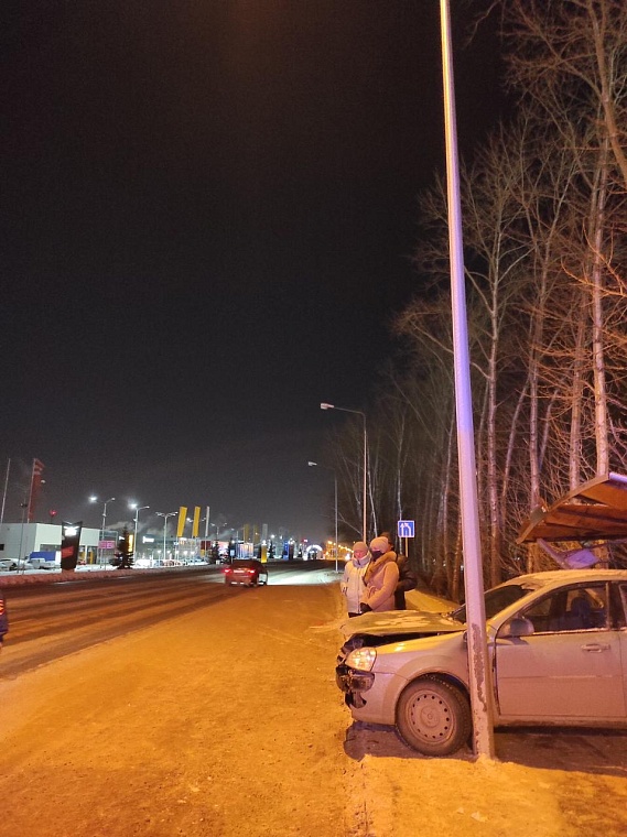 Иномарка врезалась в автобусную остановку с людьми на ул. Республики в Тюмени