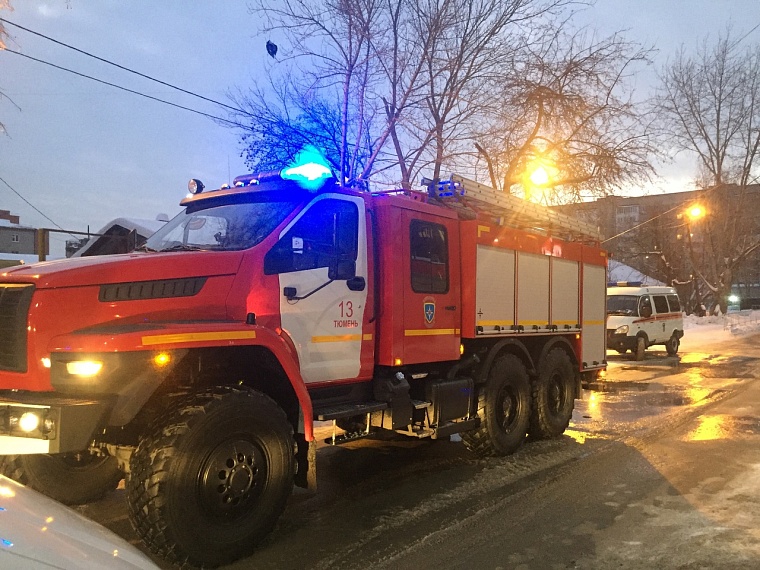 На улице Красных Зорь в Тюмени загорелся двухквартирный дом