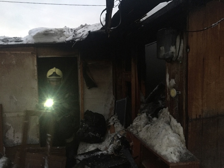 На улице Красных Зорь в Тюмени загорелся двухквартирный дом