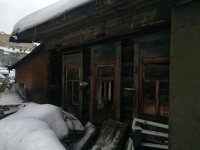 На улице Красных Зорь в Тюмени загорелся двухквартирный дом