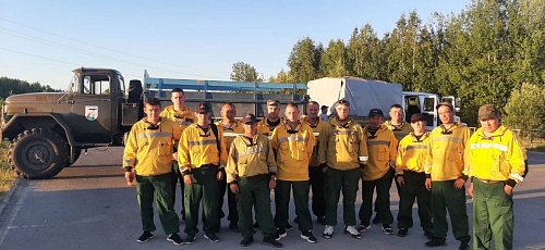 Сотрудники Тюменской авиабазы помогают тушить пожар в заповеднике "Малая Сосьва"