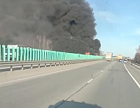 Очевидец снял на видео горящие грузовики в 30 км от Екатеринбурга