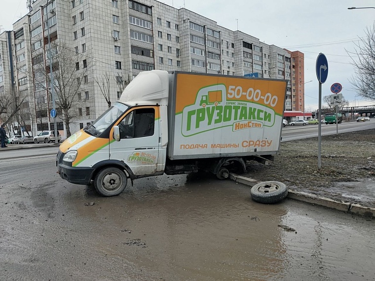 У «Газели» на Червишевском тракте прямо на ходу отлетело колесо