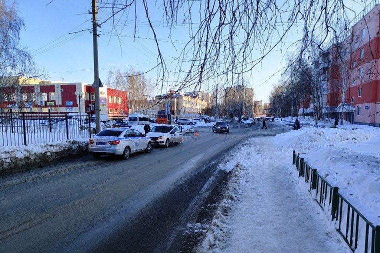 В Тобольске легковушка сбила ученика у школы