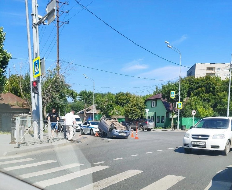 На углу Холодильной и 50 лет ВЛКСМ перевернулся "Матиз"