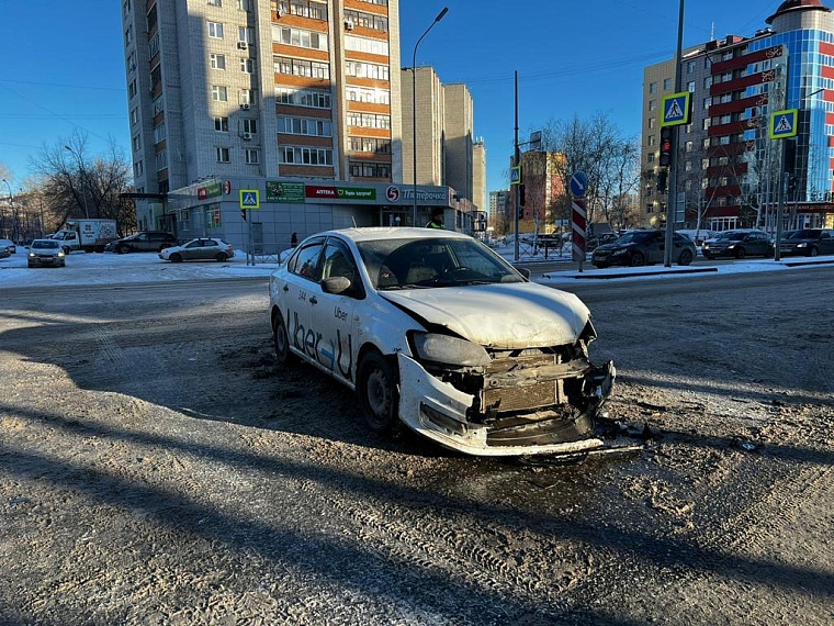 В столкновении двух автомобилей такси на улице Мельникайте погибла пассажирка