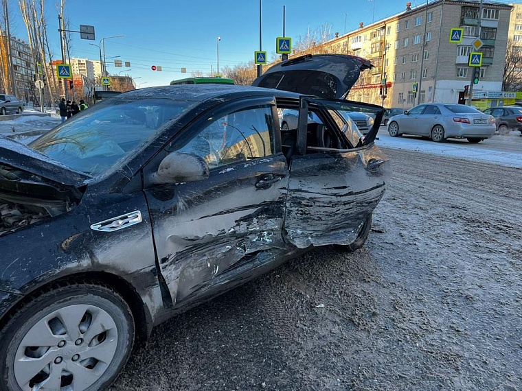 В столкновении двух автомобилей такси на улице Мельникайте погибла пассажирка