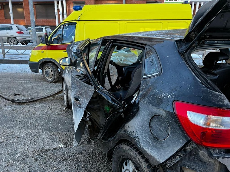 В столкновении двух автомобилей такси на улице Мельникайте погибла пассажирка