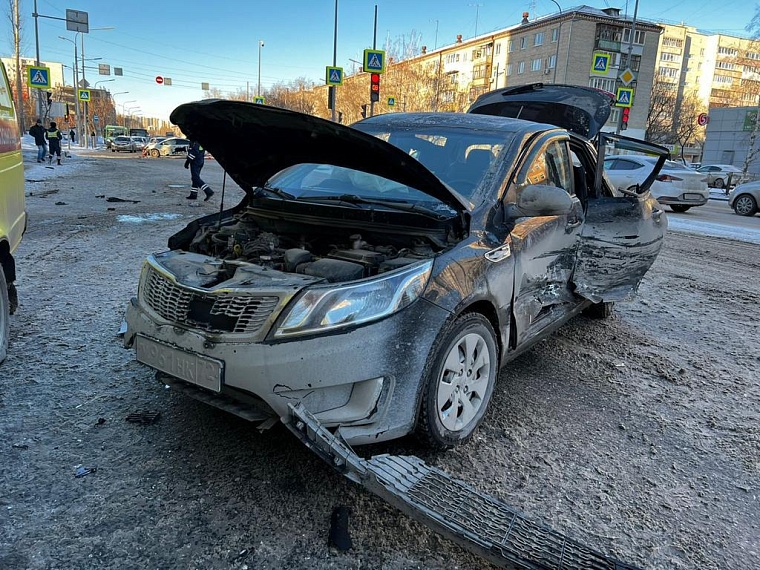 В столкновении двух автомобилей такси на улице Мельникайте погибла пассажирка