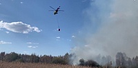 В районе озера Липовое тушат пожар с вертолетом Ми-8