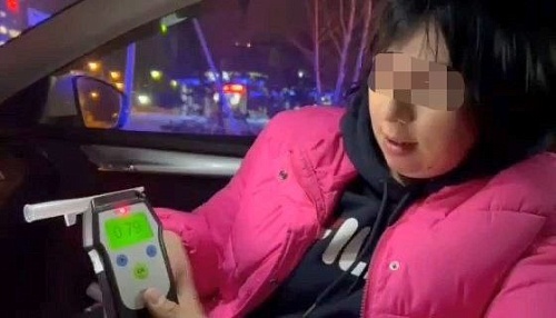 Пьяная тюменка на "Ладе" снесла светофор