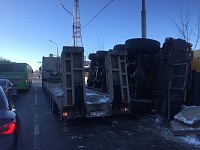 В Тюмени на улице Пермякова опрокинулся автокран