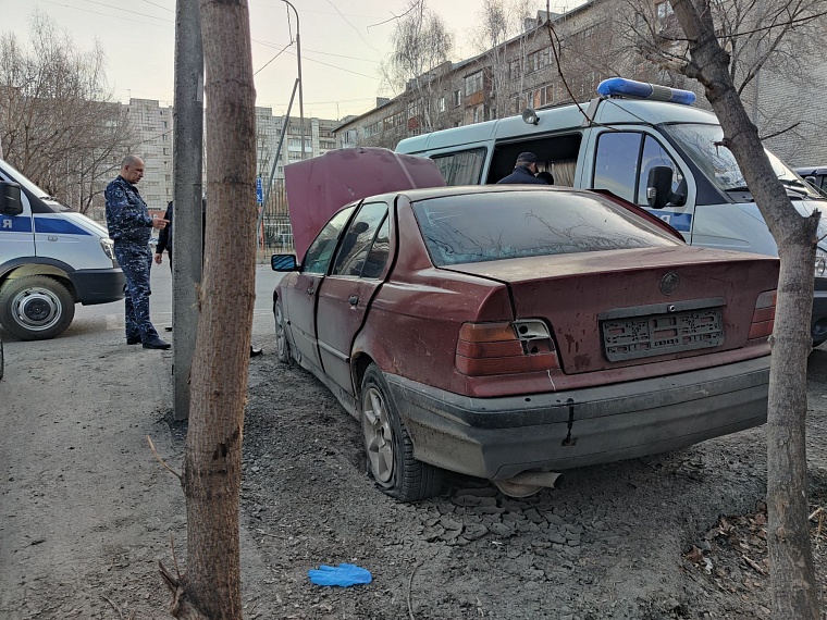 Возле тюменской школы попытались угнать машину