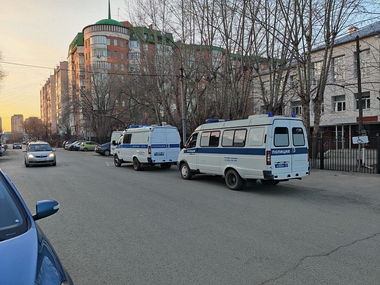 Возле тюменской школы попытались угнать машину