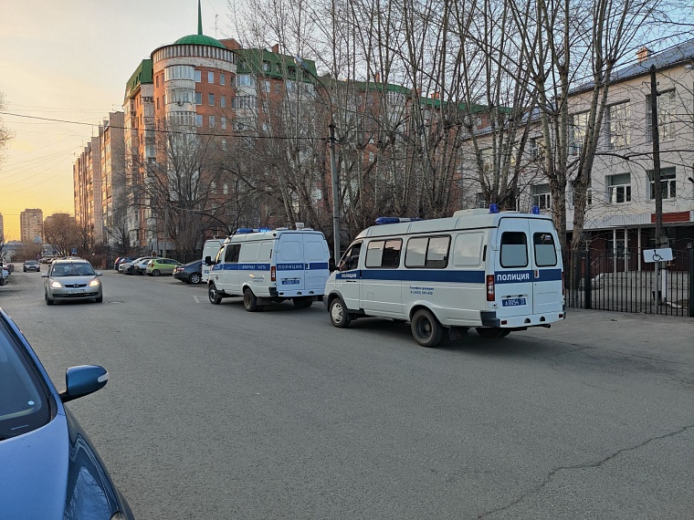 Возле тюменской школы попытались угнать машину