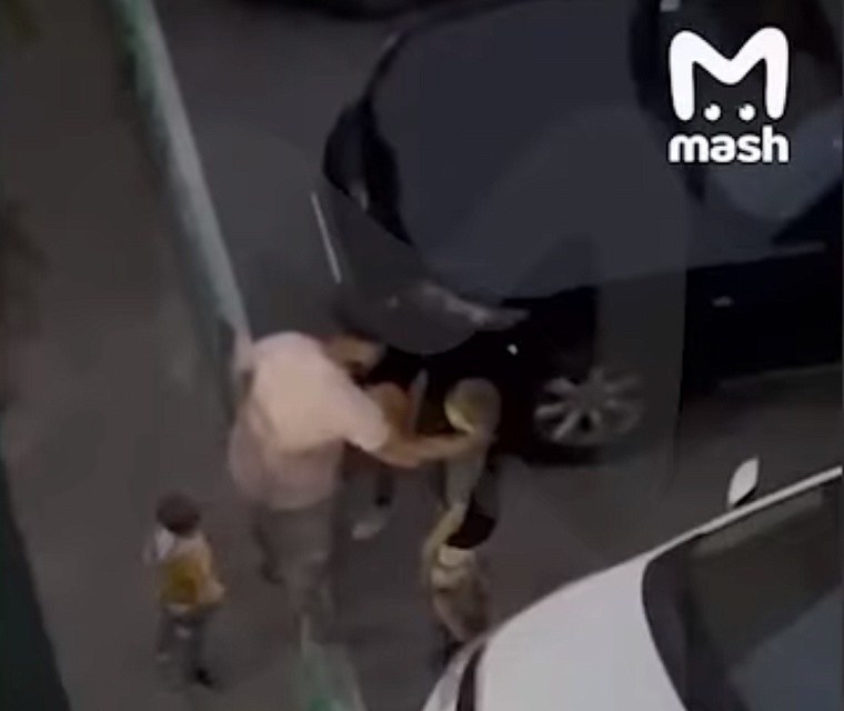 "Жить надоело?" Тюменец поставил на колени малолетних обидчиков своего сына