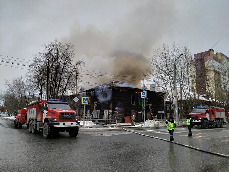 В районе Маяка в Тюмени горит двухэтажный дом