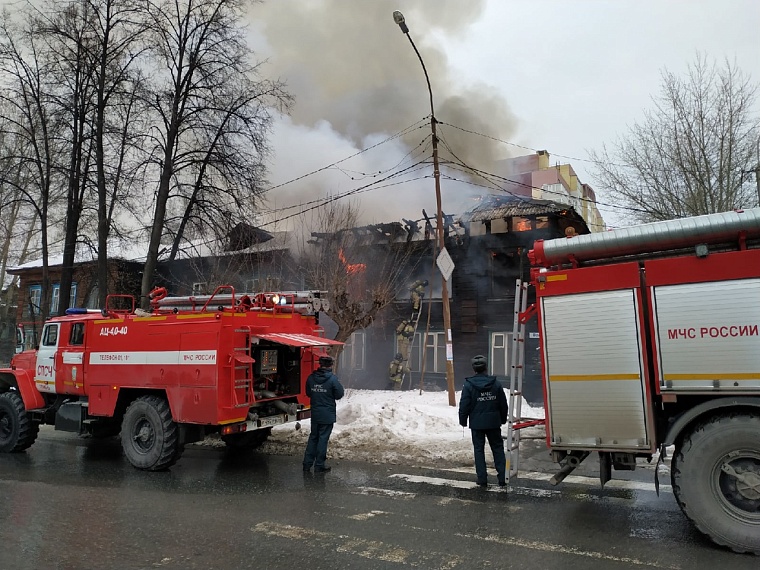 В районе Маяка в Тюмени горит двухэтажный дом