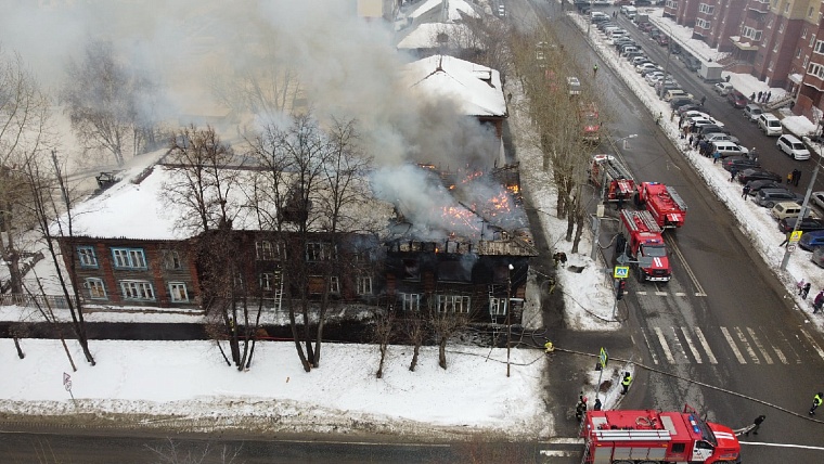 В районе Маяка в Тюмени горит двухэтажный дом
