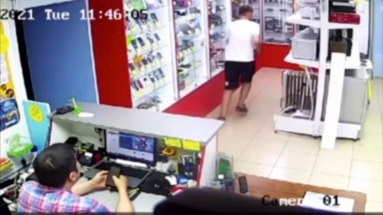 Просил показать смартфон и сбежал с ним из магазина