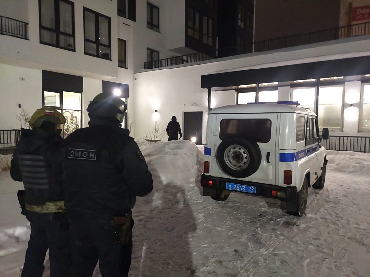 В Тюмени ночью мужчина удерживал в круглосуточном магазине заложника