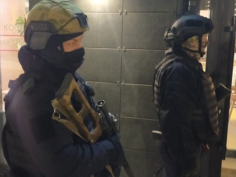 В Тюмени ночью мужчина удерживал в круглосуточном магазине заложника