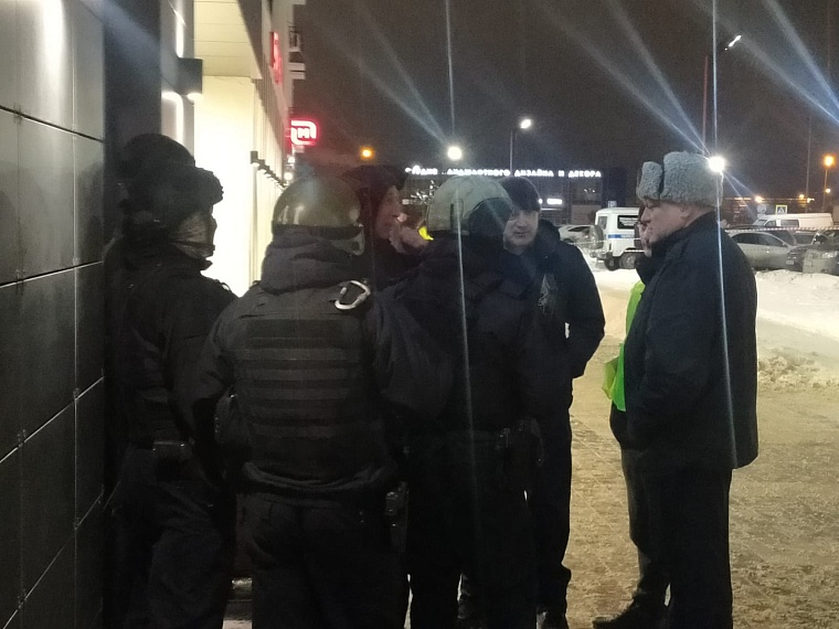 В Тюмени ночью мужчина удерживал в круглосуточном магазине заложника