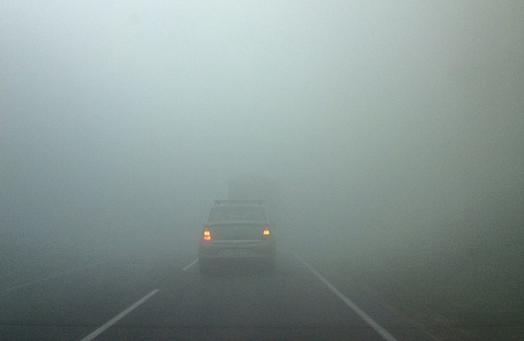 Тюменскую трассу заволокло дымом из-за горящих торфяников в Зауралье