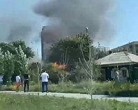 В центре Тюмени напротив ТЦ "Вояж" сгорел нежилой дом