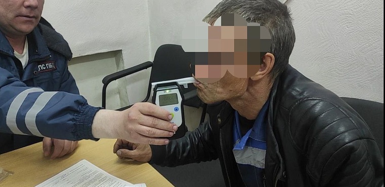 В Тюменской области пьяный кавалер протаранил дом подруги на тракторе