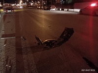 На улице Запольной Nissan сбил двоих водителей, попавших до этого в аварию