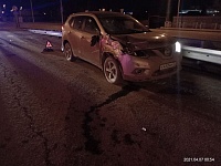 На улице Запольной Nissan сбил двоих водителей, попавших до этого в аварию