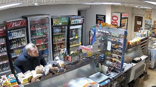 Тюменец вытащил деньги из кассы в продуктовом магазине