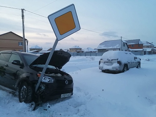 В селе Ошкуково пожилой водитель врезался в дорожный указатель и погиб
