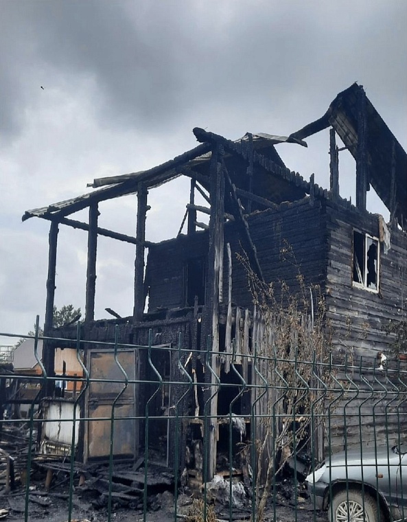В дачном обществе по Московскому тракту пожарные отрезали огню путь вглубь СНТ