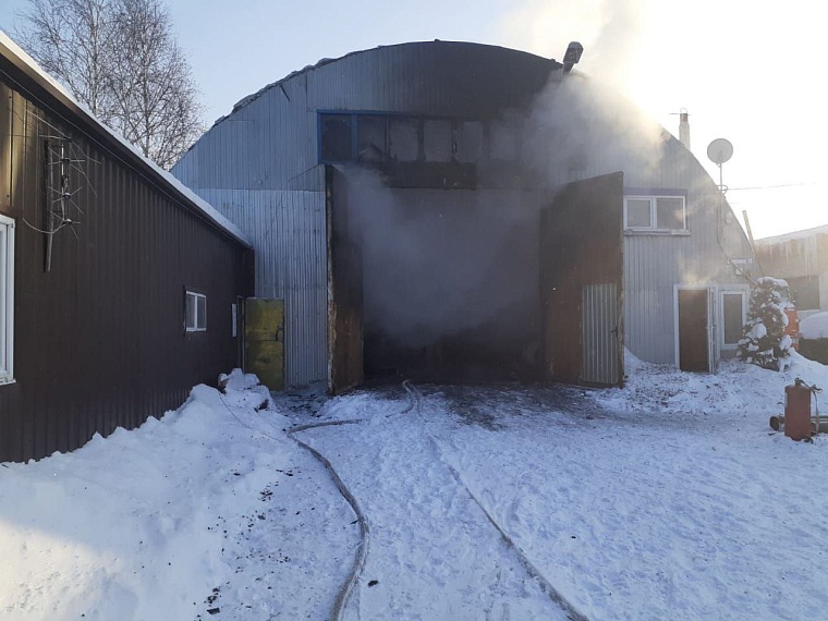 На улице Чекистов в Тюмени сгорел ангар