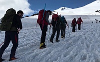 При восхождении на Эльбрус тюменского альпиниста сдуло в сторону ледника