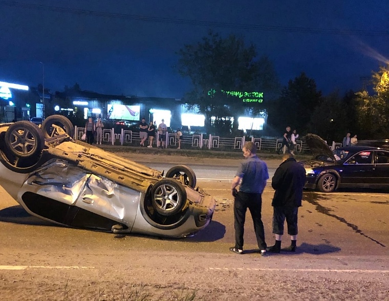 В Тюмени иномарка перевернулась на крышу после ДТП